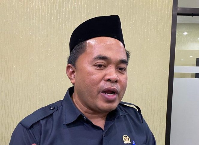 
Ketua DPRD Kukar, Ahmad Yani. Ia mengingatkan sekolah dan pihak pelaksana agar tidak menarik pungutan tambahan dalam penyaluran program seragam gratis. (Angga/okeborneo.com)
