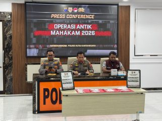 Wakapolres Kutai Kartanegara Kompol Izdiharuddin Faris Raharja Putra memaparkan hasil Operasi Antik Mahakam 2026 dalam konferensi pers di Polres Kukar, Jumat (31/7/2026). (Angga/okeborneo.com)