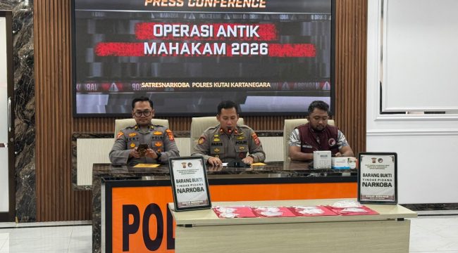 Wakapolres Kutai Kartanegara Kompol Izdiharuddin Faris Raharja Putra memaparkan hasil Operasi Antik Mahakam 2026 dalam konferensi pers di Polres Kukar, Jumat (31/7/2026). (Angga/okeborneo.com)