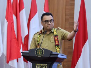 Bupati Kutai Kartanegara Aulia Rahman Basri menyampaikan sambutan dalam pelantikan Pengurus PPDI Kalimantan Timur masa bakti 2025–2030 di Pendopo Odah Etam, Tenggarong, Senin, 20 Juli 2026. (Istimewa)