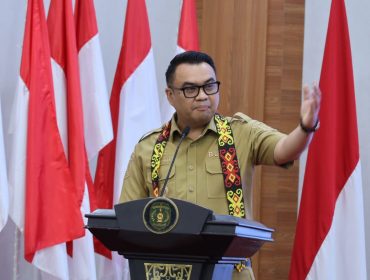 Bupati Kutai Kartanegara Aulia Rahman Basri menyampaikan sambutan dalam pelantikan Pengurus PPDI Kalimantan Timur masa bakti 2025–2030 di Pendopo Odah Etam, Tenggarong, Senin, 20 Juli 2026. (Istimewa)