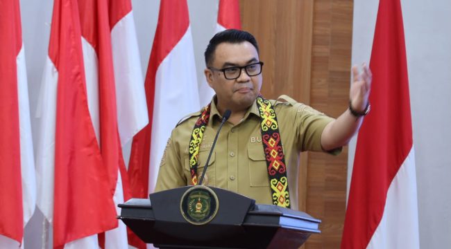 Bupati Kutai Kartanegara Aulia Rahman Basri menyampaikan sambutan dalam pelantikan Pengurus PPDI Kalimantan Timur masa bakti 2025–2030 di Pendopo Odah Etam, Tenggarong, Senin, 20 Juli 2026. (Istimewa)
