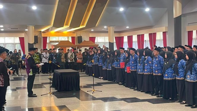 
Suasana pelantikan kepala sekolah dan pejabat fungsional teknis di Pendopo Odah Etam, Tenggarong, Kamis, 9 Juli 2026. Pemkab Kukar melantik 127 kepala sekolah dan 93 pejabat fungsional. (Angga/okeborneo.com)
