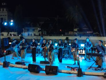 Petala membawakan karya dari album Puratanabhumi dalam peluncuran album keduanya, Jumat malam, 10 Juli 2026. Album tersebut mengangkat sejarah, bunyi tradisional, dan identitas budaya Kutai. (Angga/okeborneo.com)