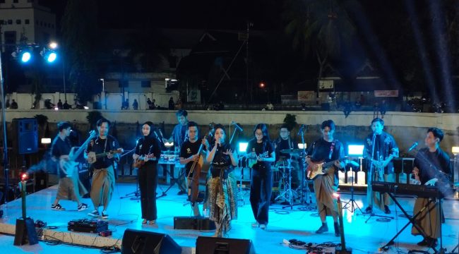 Petala membawakan karya dari album Puratanabhumi dalam peluncuran album keduanya, Jumat malam, 10 Juli 2026. Album tersebut mengangkat sejarah, bunyi tradisional, dan identitas budaya Kutai. (Angga/okeborneo.com)
