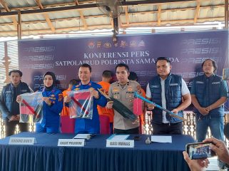 Petugas Satpolairud Polresta Samarinda menunjukkan barang bukti saat konferensi pers perkara dugaan pengeroyokan seorang ABK Tugboat Mahakam Indah di Pelabuhan Sungai Kunjang, Rabu, 15 Juli 2026. Empat tersangka turut dihadirkan dalam konferensi pers tersebut. (Budi Peppy/okeborneo.com)