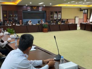 Komisi IV DPRD Kutai Kartanegara menggelar rapat dengar pendapat untuk membahas tindak lanjut temuan BPK terkait pemberian insentif kepada guru dan kepala sekolah swasta di Ruang Badan Musyawarah, Rabu, 22 Juli 2026. (Angga/okeborneo.com)