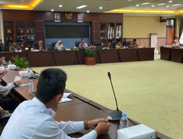 Komisi IV DPRD Kutai Kartanegara menggelar rapat dengar pendapat untuk membahas tindak lanjut temuan BPK terkait pemberian insentif kepada guru dan kepala sekolah swasta di Ruang Badan Musyawarah, Rabu, 22 Juli 2026. (Angga/okeborneo.com)