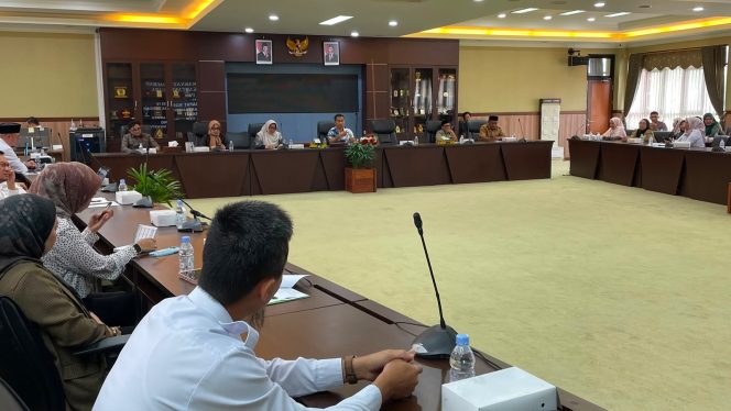 
Komisi IV DPRD Kutai Kartanegara menggelar rapat dengar pendapat untuk membahas tindak lanjut temuan BPK terkait pemberian insentif kepada guru dan kepala sekolah swasta di Ruang Badan Musyawarah, Rabu, 22 Juli 2026. (Angga/okeborneo.com)