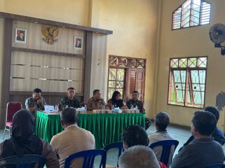 Pertemuan warga dan ketua RT Kelurahan Sungai Merdeka di Balai Pertemuan Umum Kantor Kelurahan Sungai Merdeka, Kecamatan Samboja Barat. Pertemuan tersebut membahas keresahan warga terkait pemanggilan sejumlah masyarakat dalam perkara dugaan perambahan hutan. (Angga/okeborneo.com)
