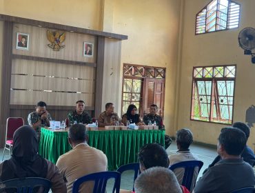 Pertemuan warga dan ketua RT Kelurahan Sungai Merdeka di Balai Pertemuan Umum Kantor Kelurahan Sungai Merdeka, Kecamatan Samboja Barat. Pertemuan tersebut membahas keresahan warga terkait pemanggilan sejumlah masyarakat dalam perkara dugaan perambahan hutan. (Angga/okeborneo.com)