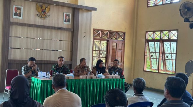 Pertemuan warga dan ketua RT Kelurahan Sungai Merdeka di Balai Pertemuan Umum Kantor Kelurahan Sungai Merdeka, Kecamatan Samboja Barat. Pertemuan tersebut membahas keresahan warga terkait pemanggilan sejumlah masyarakat dalam perkara dugaan perambahan hutan. (Angga/okeborneo.com)
