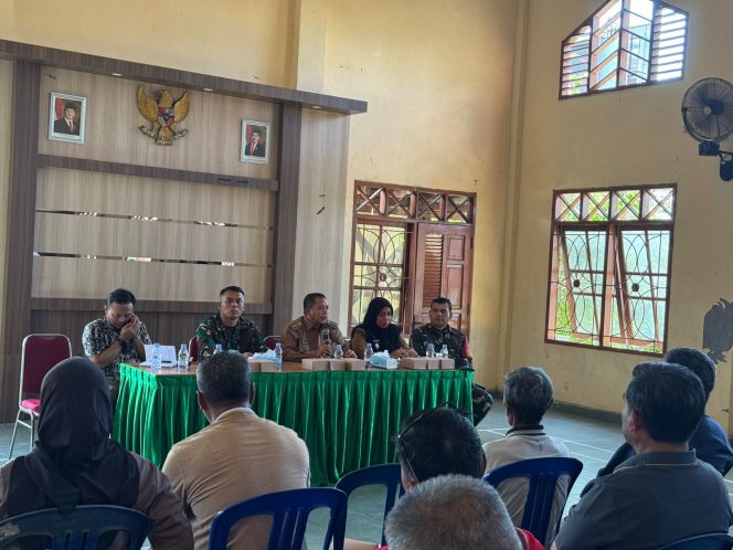 
Pertemuan warga dan ketua RT Kelurahan Sungai Merdeka di Balai Pertemuan Umum Kantor Kelurahan Sungai Merdeka, Kecamatan Samboja Barat. Pertemuan tersebut membahas keresahan warga terkait pemanggilan sejumlah masyarakat dalam perkara dugaan perambahan hutan. (Angga/okeborneo.com)