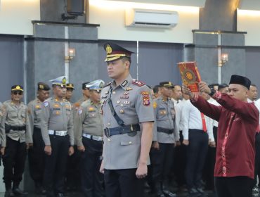 AKBP Anib Bastian mengucapkan sumpah jabatan dalam pelantikannya sebagai Wakapolresta Samarinda di Aula Rupatama Polresta Samarinda, Rabu, 22 Juli 2026. (Istimewa)