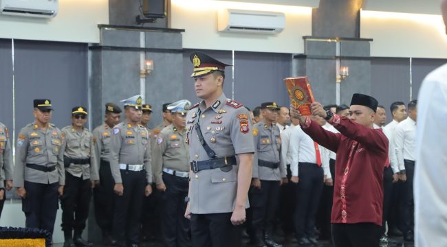 AKBP Anib Bastian mengucapkan sumpah jabatan dalam pelantikannya sebagai Wakapolresta Samarinda di Aula Rupatama Polresta Samarinda, Rabu, 22 Juli 2026. (Istimewa)