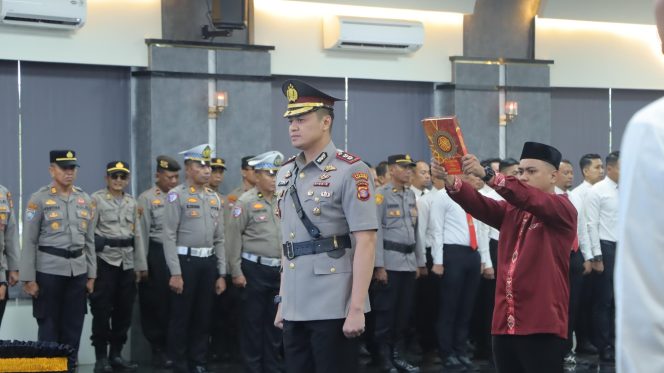 
AKBP Anib Bastian mengucapkan sumpah jabatan dalam pelantikannya sebagai Wakapolresta Samarinda di Aula Rupatama Polresta Samarinda, Rabu, 22 Juli 2026. (Istimewa)