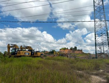 Alat berat tampak terparkir di area pertambangan sekitar wilayah IKN. Ketidakpastian perizinan disebut membuat aktivitas sejumlah perusahaan tambang berkurang dan berdampak pada pekerja. (Istimewa)