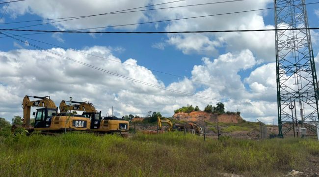 Alat berat tampak terparkir di area pertambangan sekitar wilayah IKN. Ketidakpastian perizinan disebut membuat aktivitas sejumlah perusahaan tambang berkurang dan berdampak pada pekerja. (Istimewa)