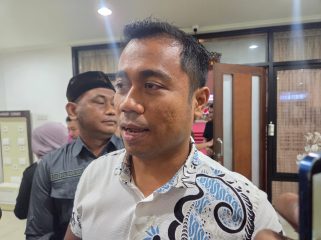 Sekretaris Fraksi PDI Perjuangan DPRD Kutai Kartanegara Andi Faisal memberikan keterangan mengenai keputusan fraksinya meninggalkan paripurna penyampaian KUA-PPAS APBD 2027, Selasa, 28 Juli 2026. (Istimewa)
