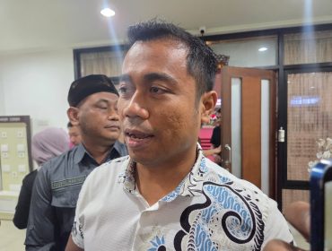 Sekretaris Fraksi PDI Perjuangan DPRD Kutai Kartanegara Andi Faisal memberikan keterangan mengenai keputusan fraksinya meninggalkan paripurna penyampaian KUA-PPAS APBD 2027, Selasa, 28 Juli 2026. (Istimewa)