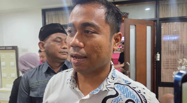 Sekretaris Fraksi PDI Perjuangan DPRD Kutai Kartanegara Andi Faisal memberikan keterangan mengenai keputusan fraksinya meninggalkan paripurna penyampaian KUA-PPAS APBD 2027, Selasa, 28 Juli 2026. (Istimewa)