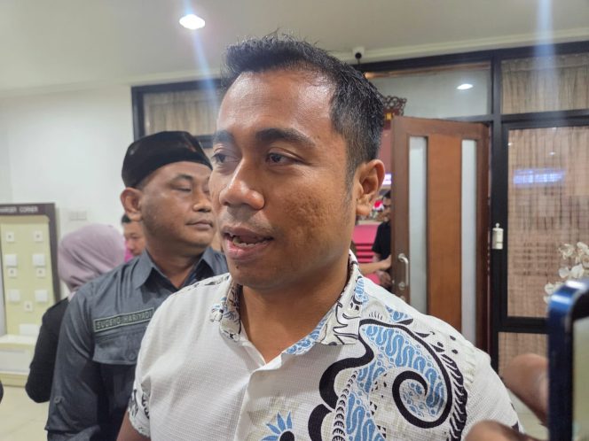 
Sekretaris Fraksi PDI Perjuangan DPRD Kutai Kartanegara Andi Faisal memberikan keterangan mengenai keputusan fraksinya meninggalkan paripurna penyampaian KUA-PPAS APBD 2027, Selasa, 28 Juli 2026. (Istimewa)