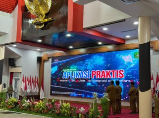Bupati Kutai Kartanegara Aulia Rahman Basri bersama jajaran Pemkab Kukar meluncurkan aplikasi PRAKTIS atau Presensi ASN Kukar Terintegrasi dan Dinamis di Pendopo Bupati Kukar. (Angga/okeborneo.com)