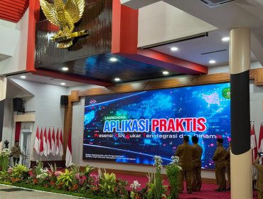 Bupati Kutai Kartanegara Aulia Rahman Basri bersama jajaran Pemkab Kukar meluncurkan aplikasi PRAKTIS atau Presensi ASN Kukar Terintegrasi dan Dinamis di Pendopo Bupati Kukar. (Angga/okeborneo.com)