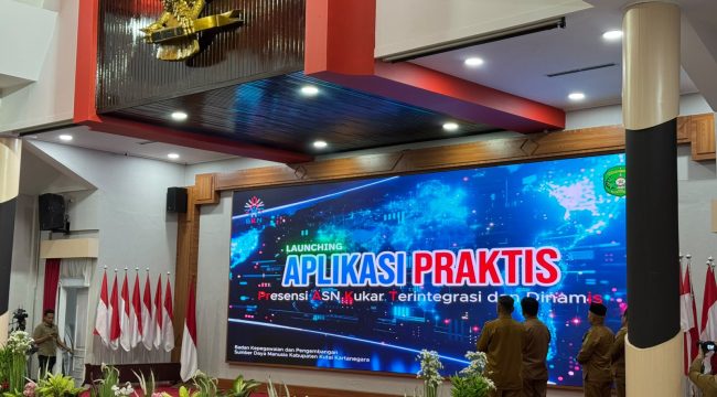 Bupati Kutai Kartanegara Aulia Rahman Basri bersama jajaran Pemkab Kukar meluncurkan aplikasi PRAKTIS atau Presensi ASN Kukar Terintegrasi dan Dinamis di Pendopo Bupati Kukar. (Angga/okeborneo.com)