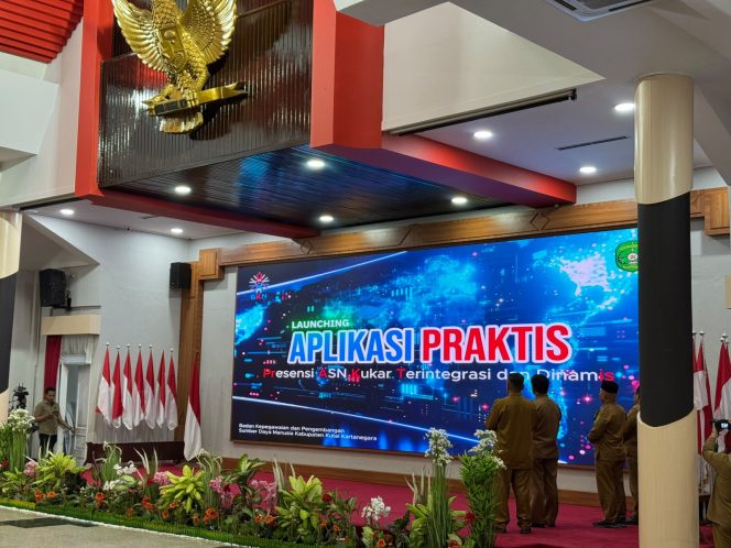 
Bupati Kutai Kartanegara Aulia Rahman Basri bersama jajaran Pemkab Kukar meluncurkan aplikasi PRAKTIS atau Presensi ASN Kukar Terintegrasi dan Dinamis di Pendopo Bupati Kukar. (Angga/okeborneo.com)