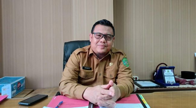 Kepala Dinas Pemberdayaan Masyarakat dan Desa Kutai Kartanegara Arianto memberikan keterangan mengenai tahapan pencairan anggaran Program RT. Dana ditargetkan mulai disalurkan pada Oktober 2026 setelah usulan memenuhi persyaratan dan lolos verifikasi. (Istimewa)