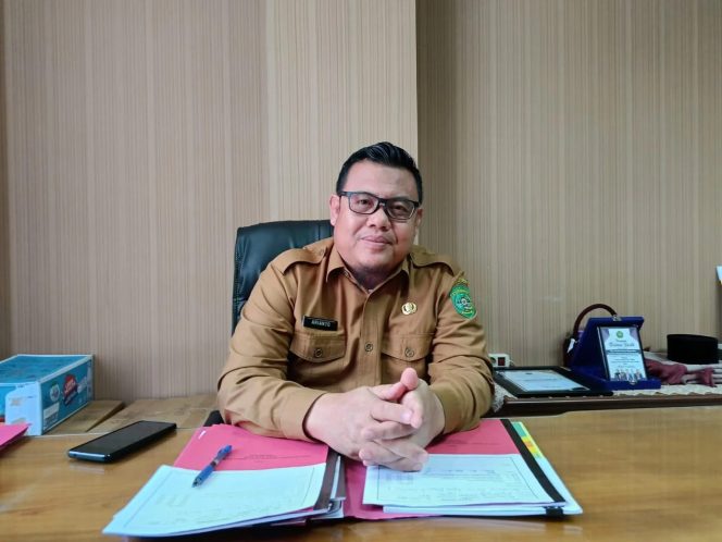 
Kepala Dinas Pemberdayaan Masyarakat dan Desa Kutai Kartanegara Arianto memberikan keterangan mengenai tahapan pencairan anggaran Program RT. Dana ditargetkan mulai disalurkan pada Oktober 2026 setelah usulan memenuhi persyaratan dan lolos verifikasi. (Istimewa)