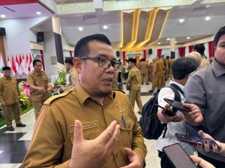 Plt Kepala BKPSDM Kukar Arianto memberikan keterangan kepada wartawan. (Angga/okeborneo.com)