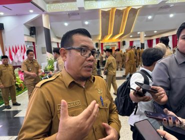 Plt Kepala BKPSDM Kukar Arianto memberikan keterangan kepada wartawan. (Angga/okeborneo.com)