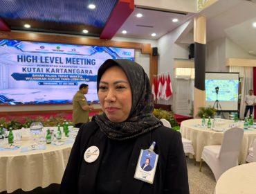 Kepala Kantor Cabang Bankaltimtara Tenggarong, Eryuni Okol. Bankaltimtara menyatakan siap kooperatif dalam proses hukum terkait pendalaman pembayaran honor di lingkungan Disdikbud Kukar. (Angga/okeborneo.com)