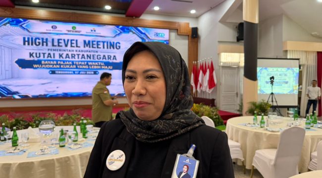 Kepala Kantor Cabang Bankaltimtara Tenggarong, Eryuni Okol. Bankaltimtara menyatakan siap kooperatif dalam proses hukum terkait pendalaman pembayaran honor di lingkungan Disdikbud Kukar. (Angga/okeborneo.com)