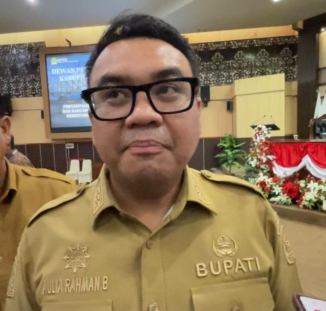 
Bupati Kutai Kartanegara Aulia Rahman Basri memberikan tanggapan setelah Fraksi PDI Perjuangan meninggalkan paripurna penyampaian rancangan KUA-PPAS APBD 2027, Selasa, 28 Juli 2026. (Istimewa)