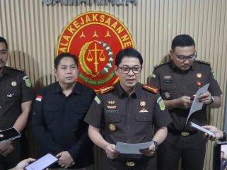 Kepala Kejaksaan Negeri Samarinda Haedar memberikan keterangan pers mengenai penangkapan terpidana yang masuk daftar pencarian orang sejak 2017 di Kantor Kejari Samarinda, Kamis, 23 Juli 2026. (Budi Peppy/okeborneo.com)