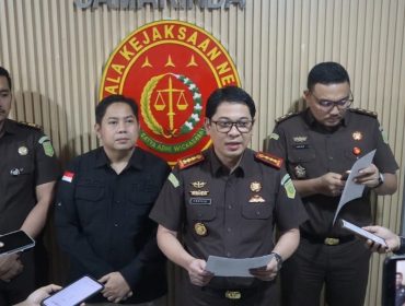 Kepala Kejaksaan Negeri Samarinda Haedar memberikan keterangan pers mengenai penangkapan terpidana yang masuk daftar pencarian orang sejak 2017 di Kantor Kejari Samarinda, Kamis, 23 Juli 2026. (Budi Peppy/okeborneo.com)