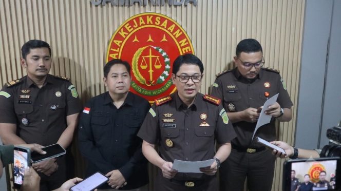 
Kepala Kejaksaan Negeri Samarinda Haedar memberikan keterangan pers mengenai penangkapan terpidana yang masuk daftar pencarian orang sejak 2017 di Kantor Kejari Samarinda, Kamis, 23 Juli 2026. (Budi Peppy/okeborneo.com)