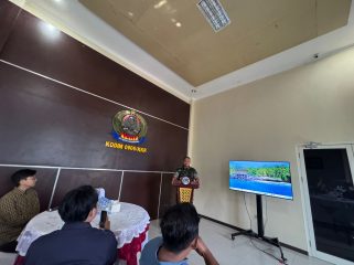 Dandim 0906/Kutai Kartanegara Letkol Arm Benny Budiman saat bertemu sejumlah awak media di Markas Kodim 0906/KKR. Dalam pertemuan itu, ia menyinggung pentingnya penyampaian informasi yang benar dan tidak menyebarkan hoaks. (Angga/okeborneo.com)