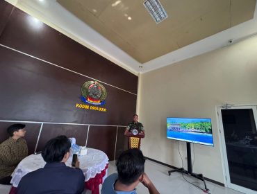 Dandim 0906/Kutai Kartanegara Letkol Arm Benny Budiman saat bertemu sejumlah awak media di Markas Kodim 0906/KKR. Dalam pertemuan itu, ia menyinggung pentingnya penyampaian informasi yang benar dan tidak menyebarkan hoaks. (Angga/okeborneo.com)