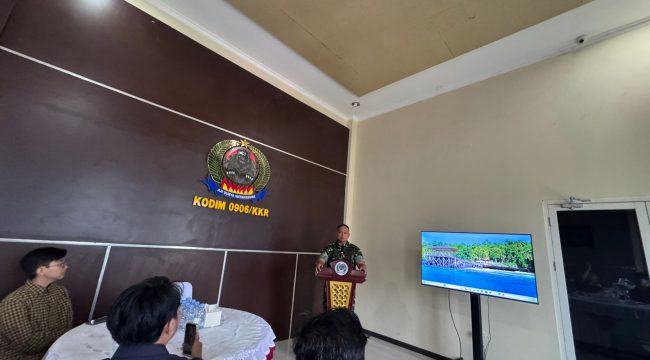 Dandim 0906/Kutai Kartanegara Letkol Arm Benny Budiman saat bertemu sejumlah awak media di Markas Kodim 0906/KKR. Dalam pertemuan itu, ia menyinggung pentingnya penyampaian informasi yang benar dan tidak menyebarkan hoaks. (Angga/okeborneo.com)