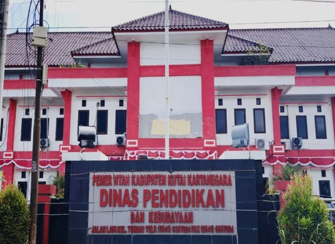 
Kantor Dinas Pendidikan dan Kebudayaan Kabupaten Kutai Kartanegara di Jalan Lais, Tenggarong. Kejati Kaltim menggeledah kantor tersebut dalam penyidikan dugaan korupsi pembayaran TPP guru ASN dan insentif guru non-ASN. (Istimewa)