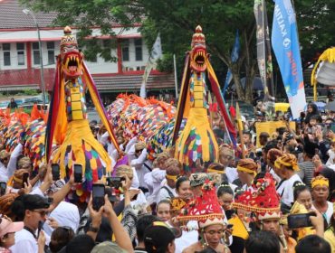 Prosesi mengulur naga dalam Festival Erau Adat Kutai di Tenggarong. Dispar Kukar memastikan Erau tetap menjadi salah satu agenda prioritas pariwisata di tengah efisiensi anggaran 2026. (Angga/okeborneo.com)