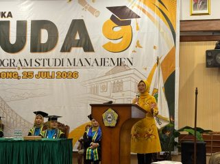 Ketua Komisi X DPR RI Hetifah Sjaifudian menyampaikan sambutan dalam Wisuda Sarjana Manajemen STIE Tenggarong di Hotel Grand Elty Singgasana, Sabtu, 25 Juli 2026. (Angga/okeborneo.com)