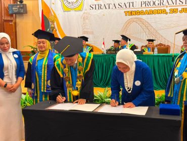 Perwakilan DPC IWAPI Kutai Kartanegara dan STIE Tenggarong menandatangani nota kesepahaman mengenai pengembangan kewirausahaan, magang, dan pendampingan bisnis dalam rangkaian wisuda STIE Tenggarong, Sabtu, 25 Juli 2026. (Angga/okeborneo.com)
