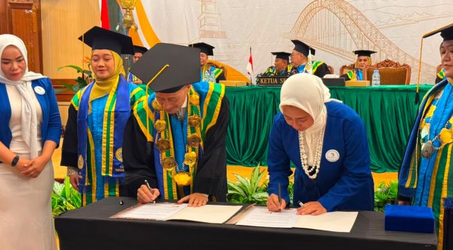Perwakilan DPC IWAPI Kutai Kartanegara dan STIE Tenggarong menandatangani nota kesepahaman mengenai pengembangan kewirausahaan, magang, dan pendampingan bisnis dalam rangkaian wisuda STIE Tenggarong, Sabtu, 25 Juli 2026. (Angga/okeborneo.com)