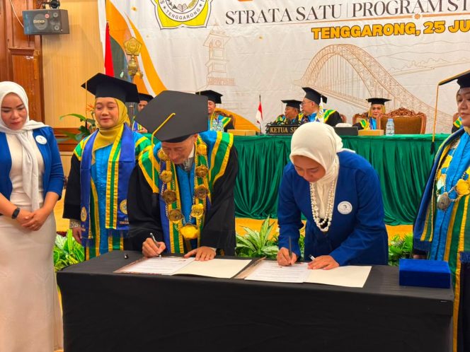 
Perwakilan DPC IWAPI Kutai Kartanegara dan STIE Tenggarong menandatangani nota kesepahaman mengenai pengembangan kewirausahaan, magang, dan pendampingan bisnis dalam rangkaian wisuda STIE Tenggarong, Sabtu, 25 Juli 2026. (Angga/okeborneo.com)