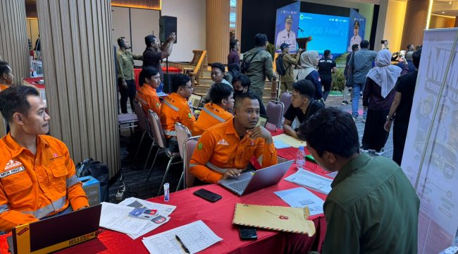 Pencari kerja menjalani proses wawancara dengan perusahaan dalam Job Fair Kukar 2026 di Gedung Putri Karang Melenu, Tenggarong Seberang, Selasa, 14 Juli 2026. (Angga/okeborneo.com)